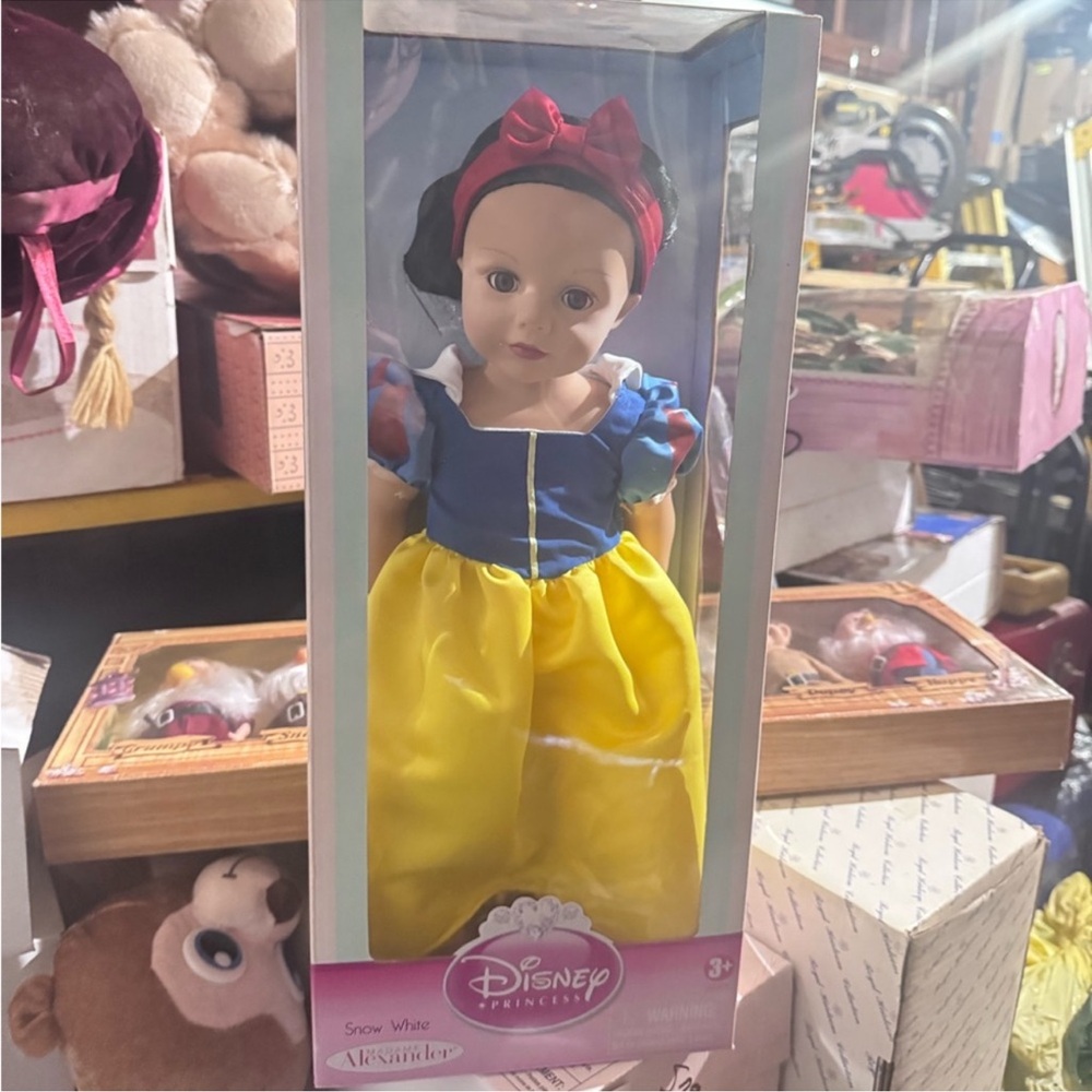 Disney Snow White doll with Accessories - Picture 2 of 3